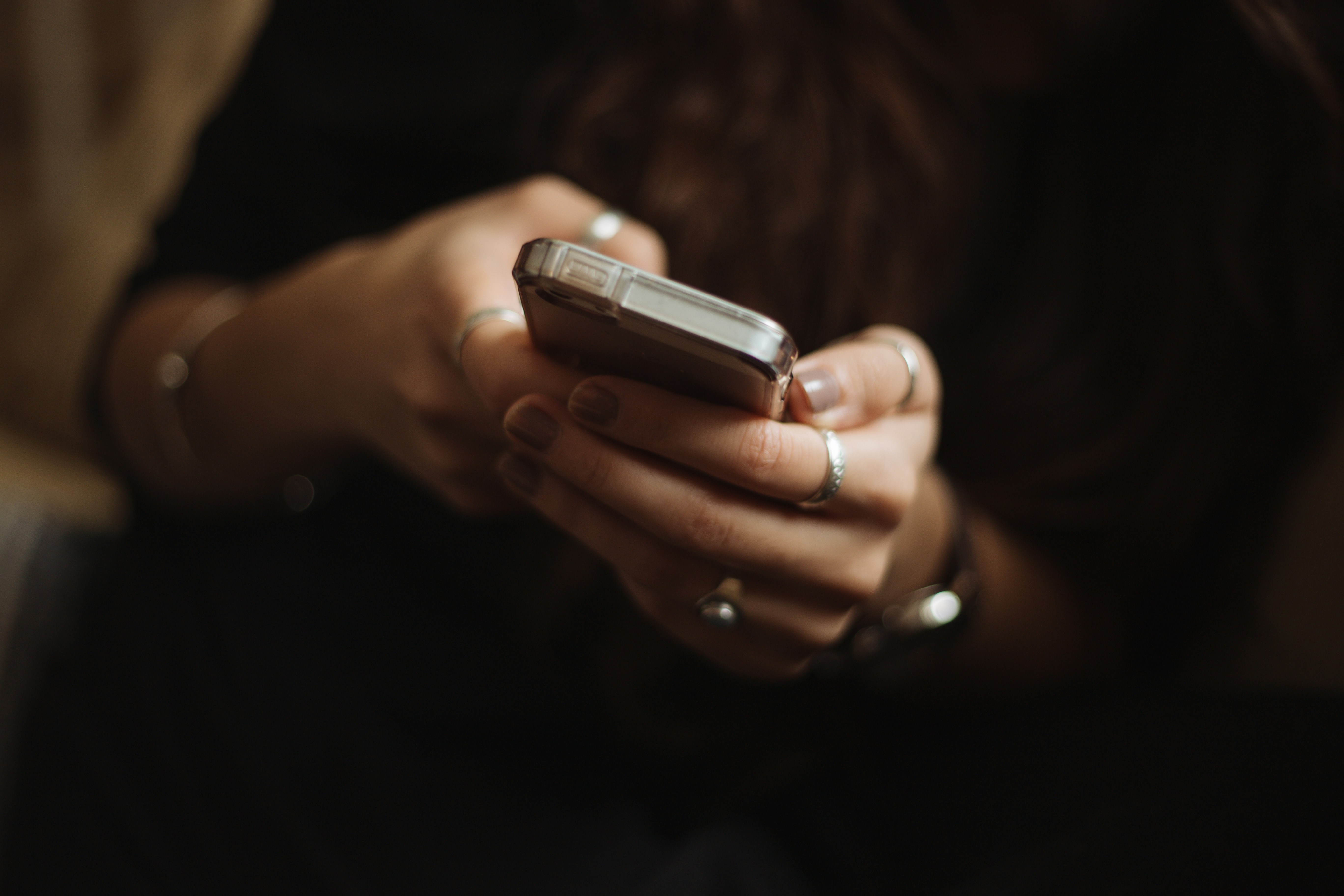 A phone in hand, representing Louro records on the go.
